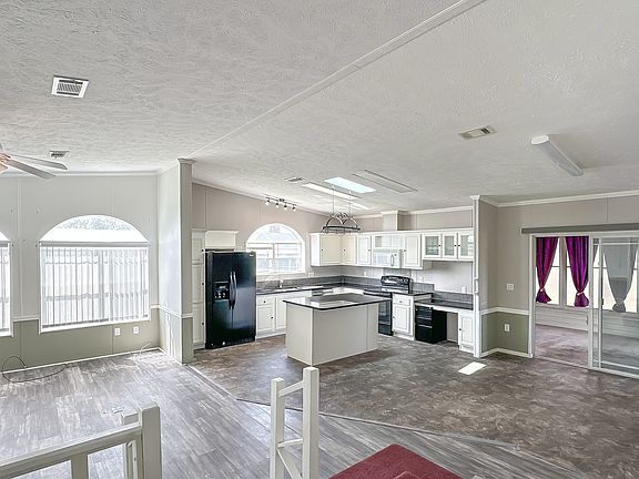 5th image of 220 Maple Dr #266