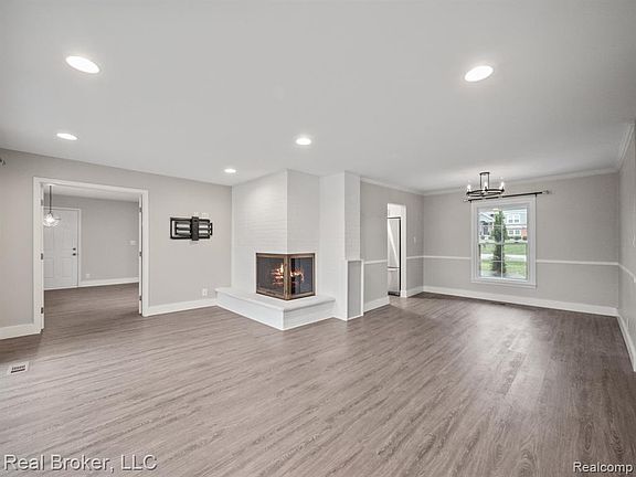 5th image of 1909 Marie Cir