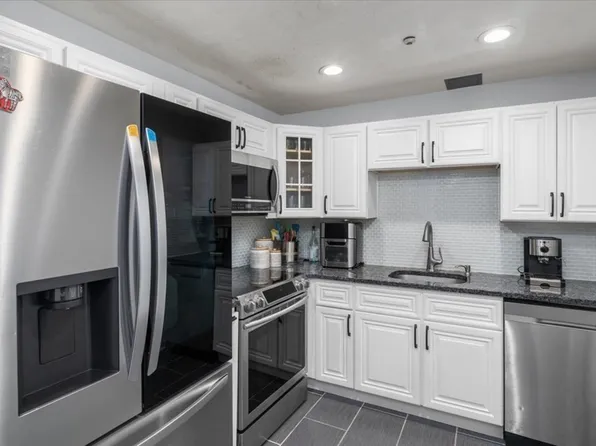 232 Canton St APT 203, Randolph, MA 02368