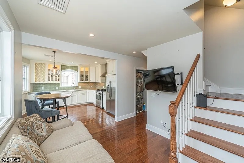 2 bed, 1.0 bath, $3,000 — Photo 4
