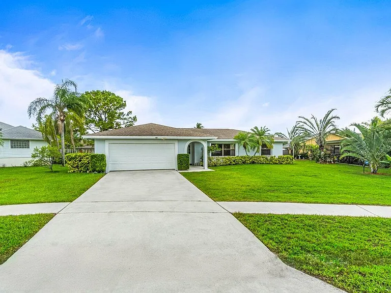 1849 Tulip Ln — Photo 3