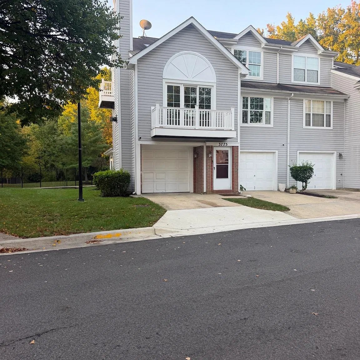3 bed, 2.0 bath, 1620 sqft, $3,000 — Photo 2