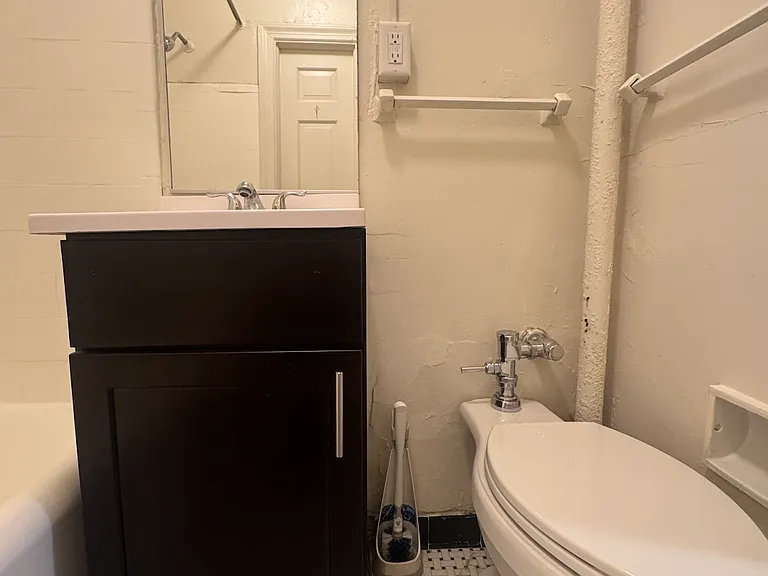 107 W Monument St #1C — Photo 5
