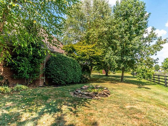 3rd image of 160 Shady Oaks Dr