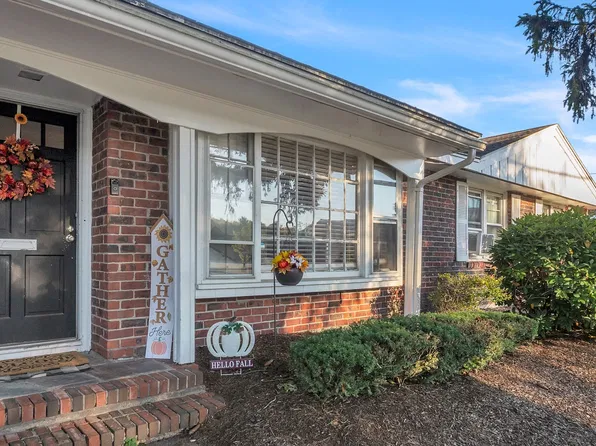215 Colonel Bell Dr Unit 215, Brockton, MA 02301