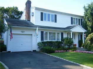 464 Woodbridge Rd, Rockville Centre, NY 11570