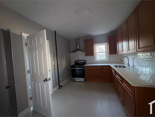 65 Caroline Ave #2L — Photo 6