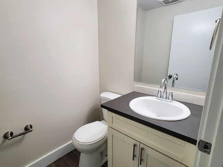 411 10th Ave — Photo 31