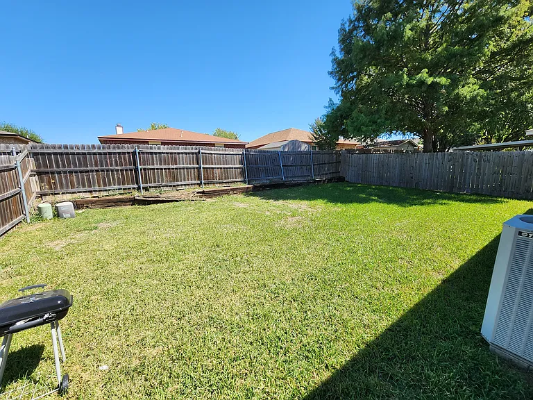 607 Hollyberry Dr — Photo 40