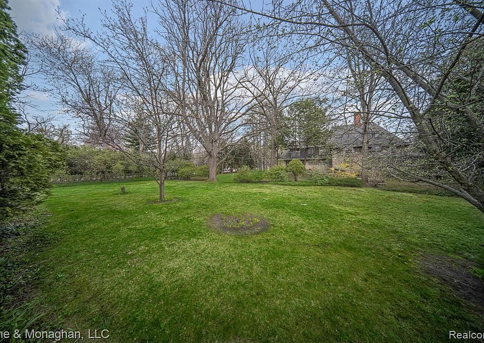 2nd image of 165 Moross Rd