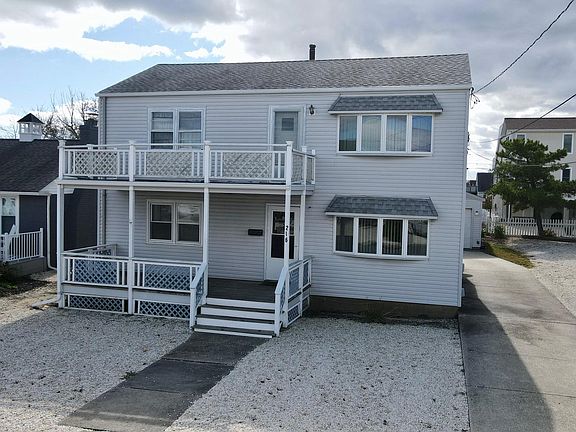 2nd image of 216 N 1st St