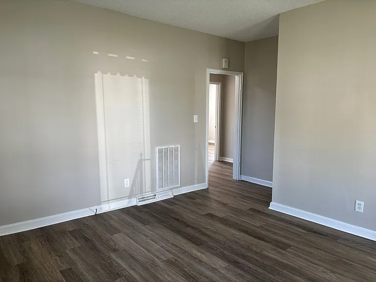 1310 Maple St — Photo 4
