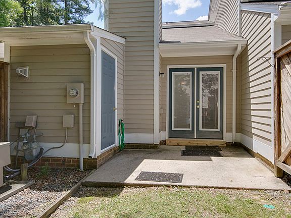 5th image of 32 Forest Green Dr