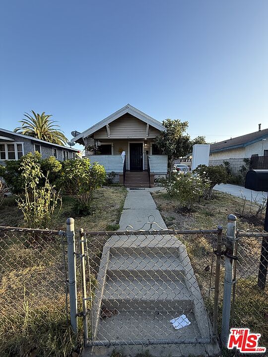 1st image of 913 W 77th St