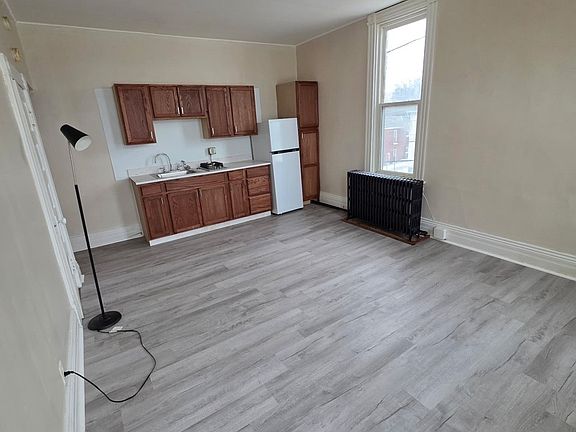 4th image of 2525 Peach St #8