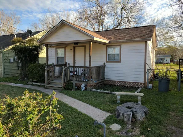 313 Long St, Clute, TX 77531