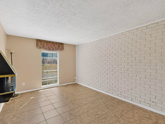 5th image of 8 W Townhouse Ln #32