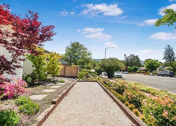 4th image of 6588A Crown Blvd