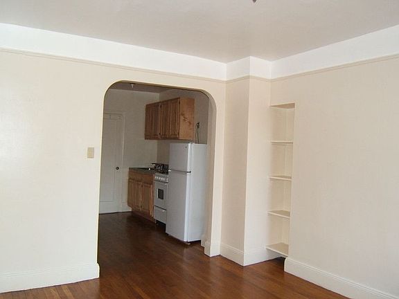 5th image of 125 Stanton St APT 9