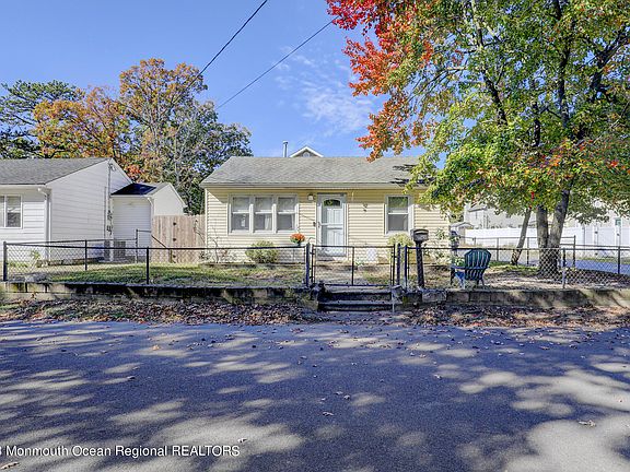 3rd image of 536 Bradley Boulevard