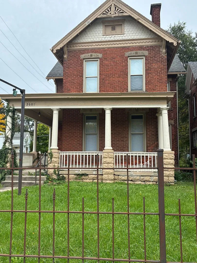 2601 Broadway — Photo 1