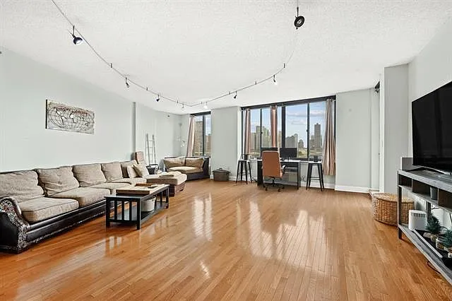 2 bed, 2.0 bath, 1275 sqft, $4,250 — Photo 2