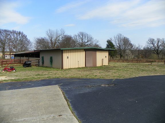 Stable  12 stalls, tack room