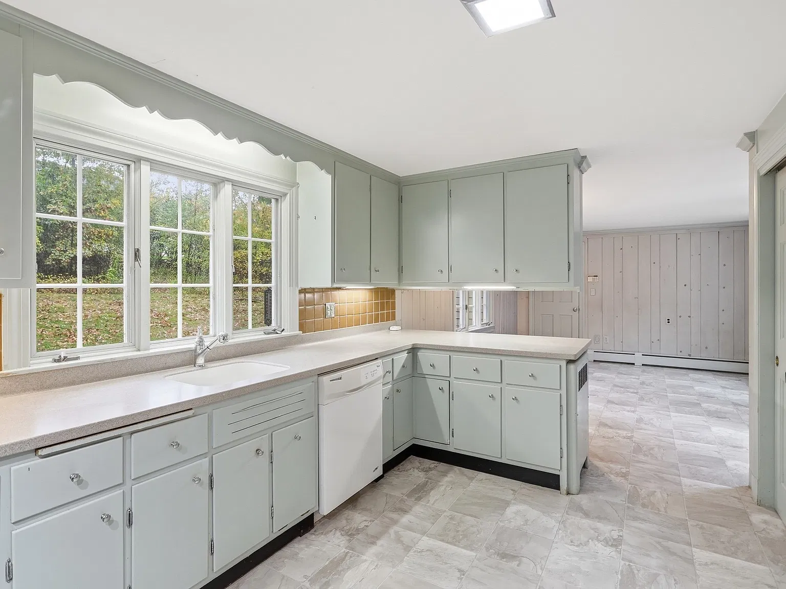 3 bed, 2.5 bath, 2100 sqft, $3,900 — Photo 2