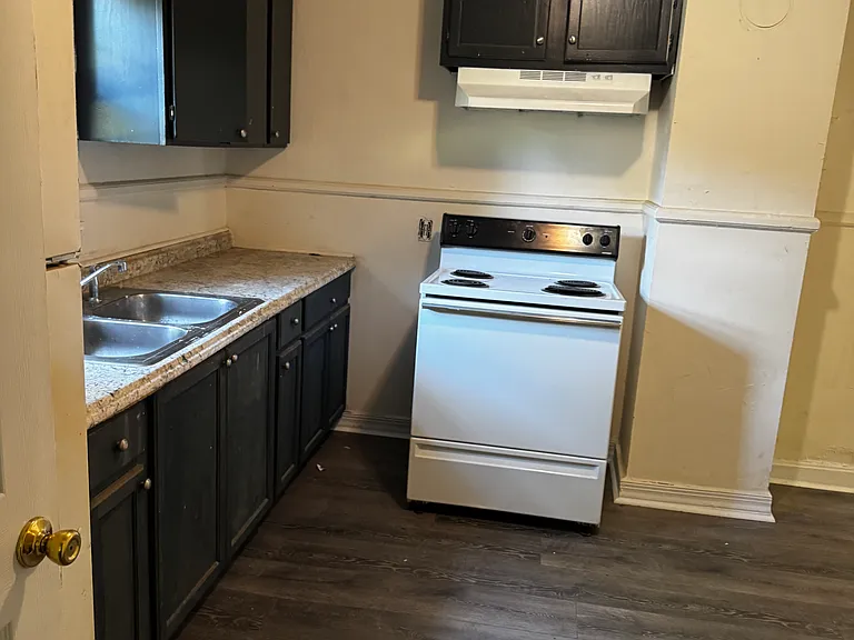 1611 Gray Ave — Photo 7