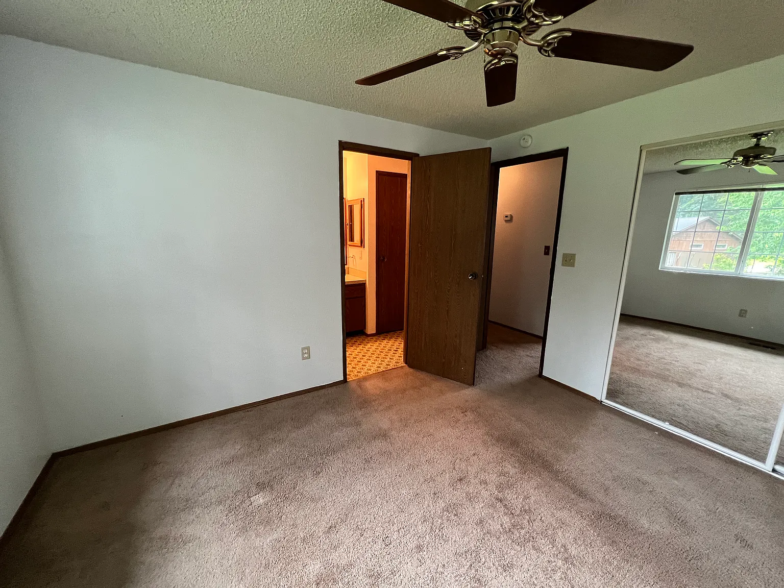 3 bed, 1.5 bath, 1640 sqft, $2,900 — Photo 4
