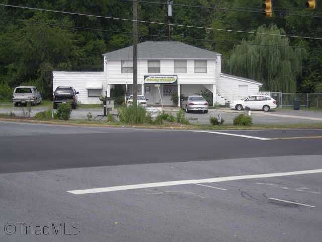 2nd image of 711 S Main St