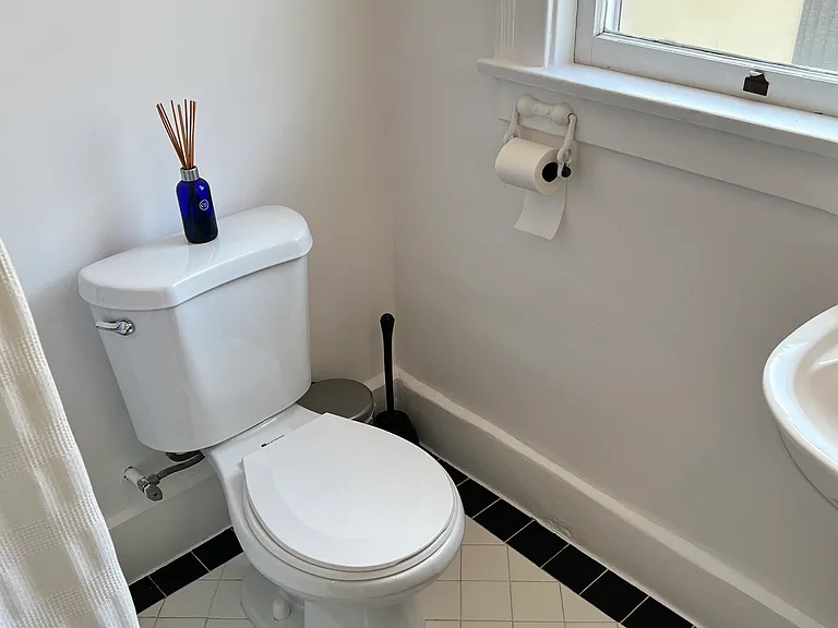 1935 N Vermont Ave #3 — Photo 16