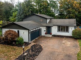 621 Van Oaks Dr, Amherst, OH 44001