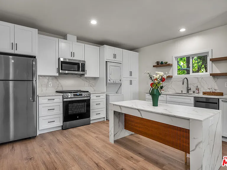 738 Westmount Dr — Photo 8