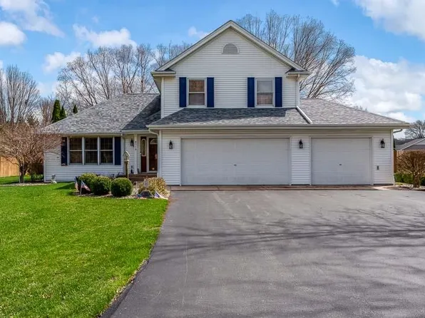 8319 Woodbridge Ln, Machesney Park, IL 61115