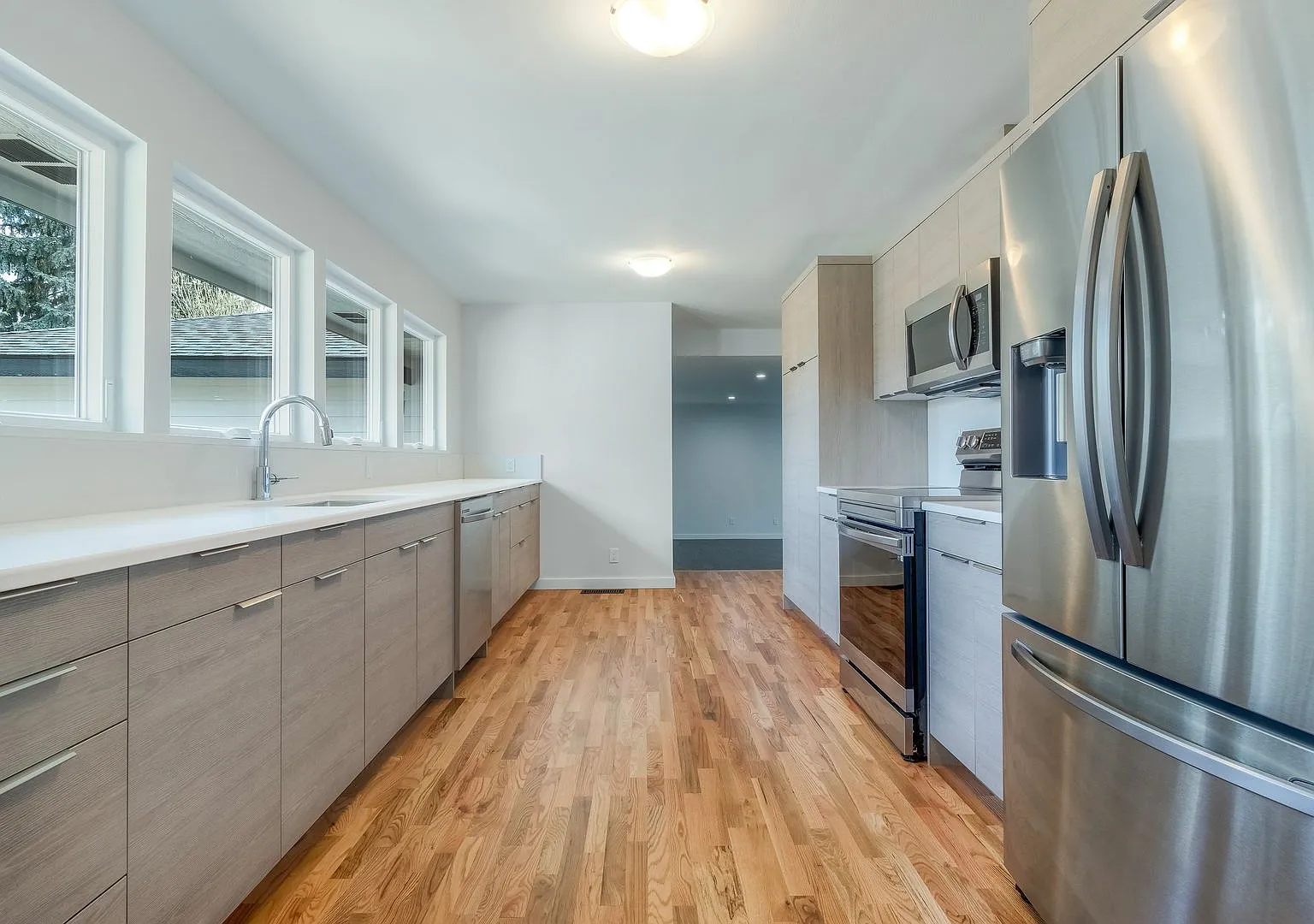 Beautifully Redesigned Home in Quiet Neighborhood — Photo 4