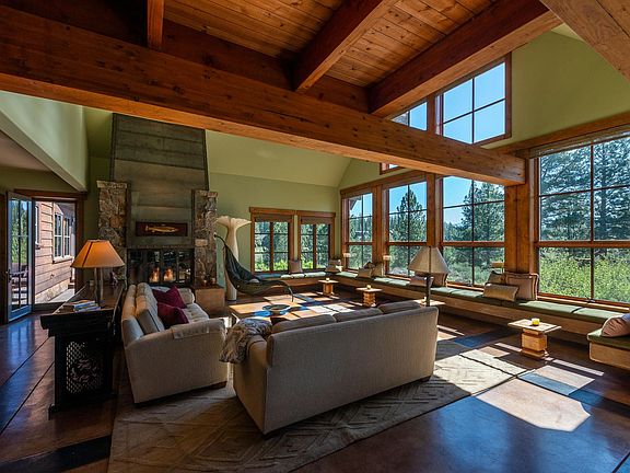 Large Great Room off of Kitchen and Dining Area