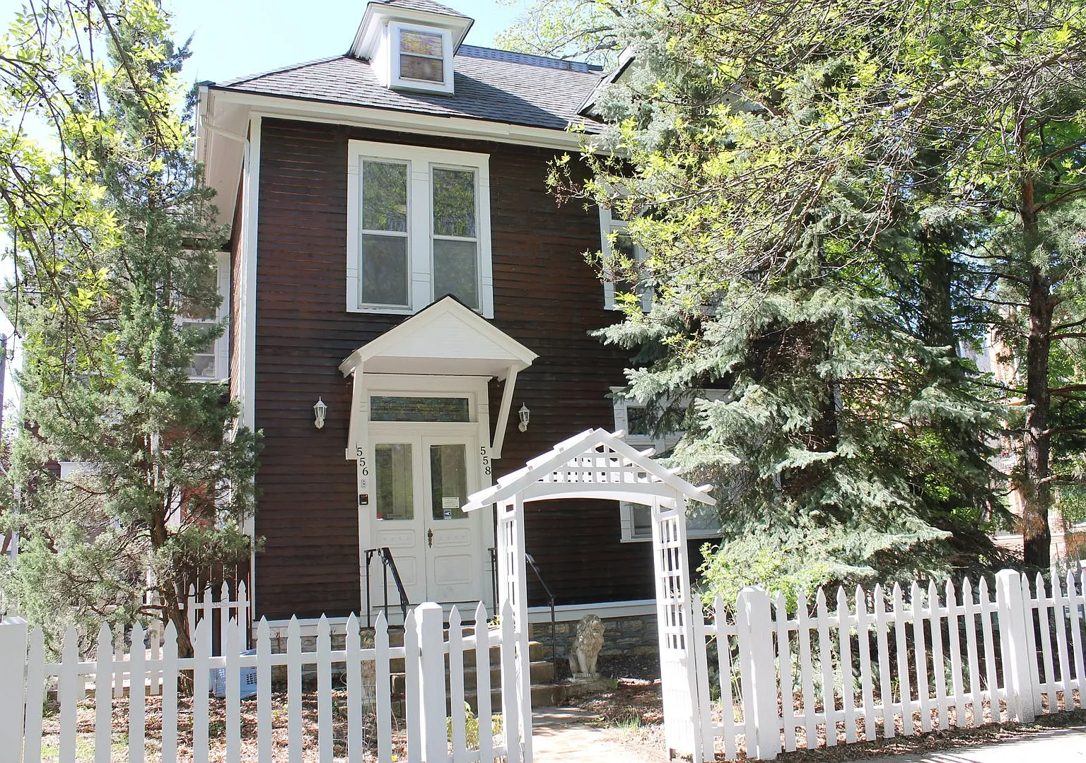 556 Ashland Ave — Photo 3
