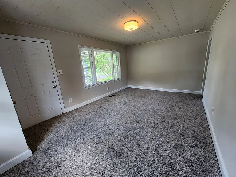 400 Roxie Ave — Photo 8