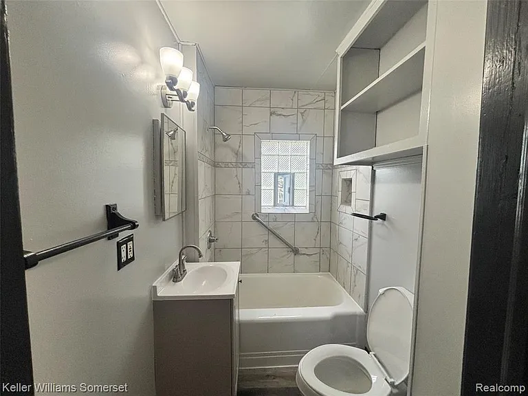 24300 Melrose Ave — Photo 10