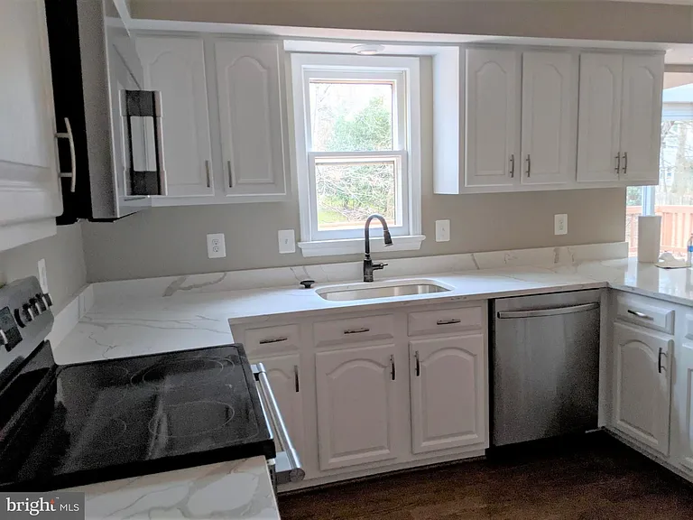 4850 Slatestone Ct — Photo 2