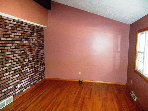 3rd image of 872 Hull Rd