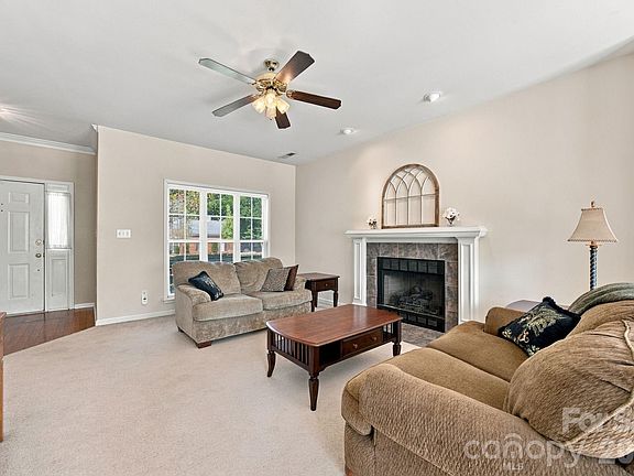 4th image of 2807 Edgebrook Cres