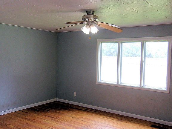 3rd image of 944 5th St