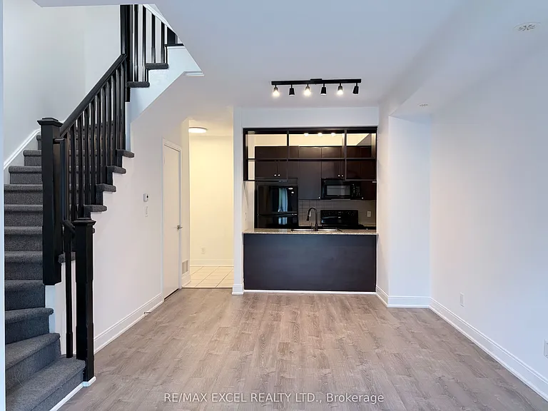 310 Village Green Sq #35 — Photo 4
