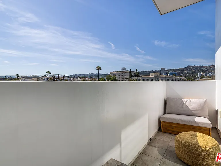 137 N Doheny Dr #4 — Photo 21