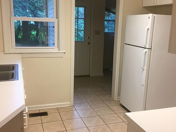4th image of 614 Collins Dr