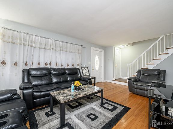 5th image of 160 Carteret Ave