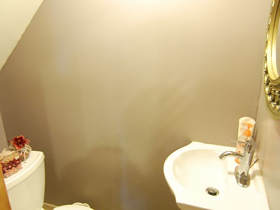 5th image of 16 Stacey Ln
