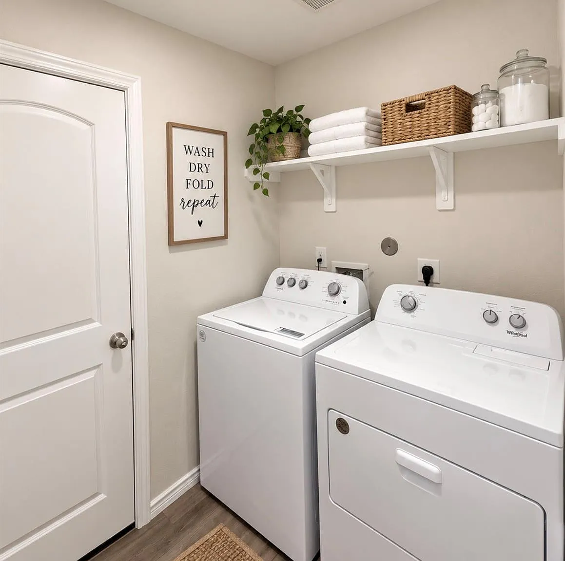 3 bed, 2.0 bath, 1422 sqft, $2,000 — Photo 3